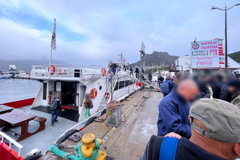 ボートは混載のため、ミニバスのメンバー以外に他のツアーの参加者も乗船します
