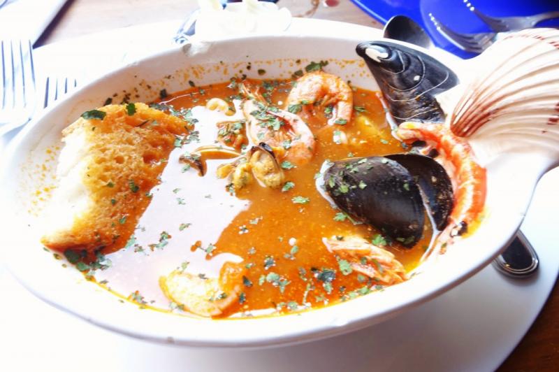 ベネチアで一番おいしい海鮮スープだと人気の“Ristorante ai Barbacari”おひとり様ランチ・ディナー目安予算：２０ユーロ程（スパークリングワイン付）【コース料理】・プロセッコ（ベネチアのスパークリングワイン）のウェルカムドリンク/海鮮スープ/メイン（お肉または 1サーモンのグリル焼き）/ティラミス