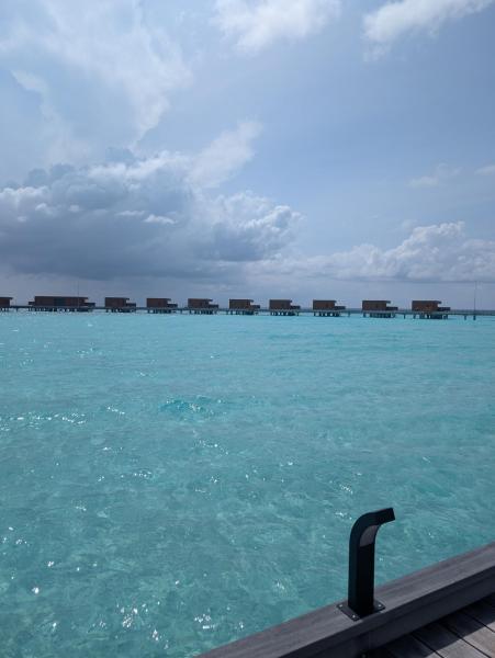 宿泊したヴィラの桟橋から見た、リング状の向かい側の桟橋