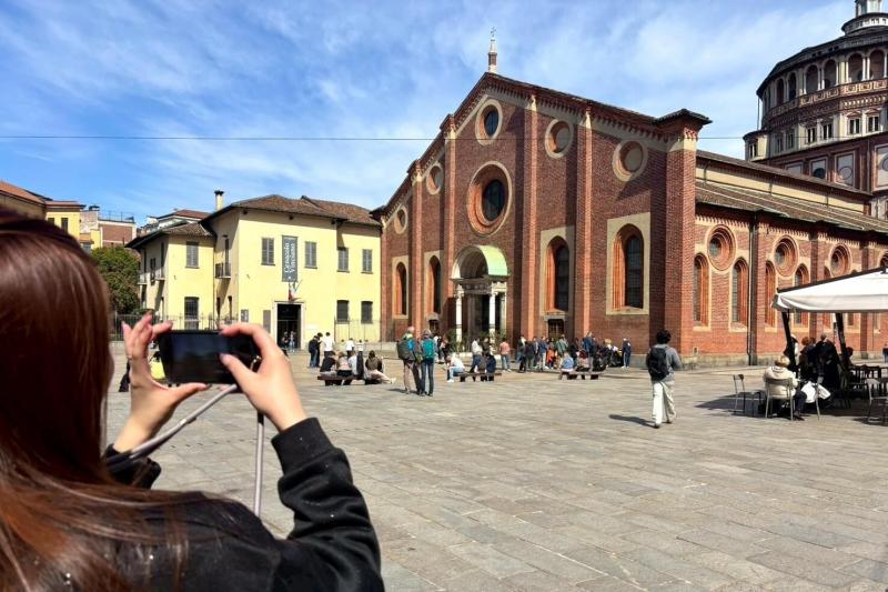 最初の訪問都市はイタリアのミラノでした。サンタ マリア デッレ グラツィエ教会にて