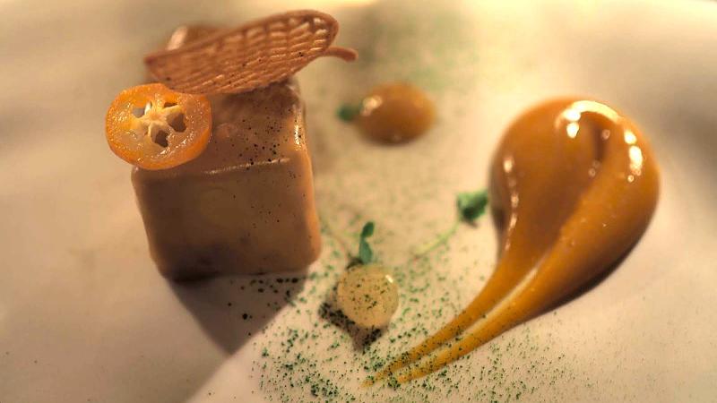 ミ キュイ（半生仕上げ）フォアグラ、マンゴー、ベルガモットと金柑のアクセント