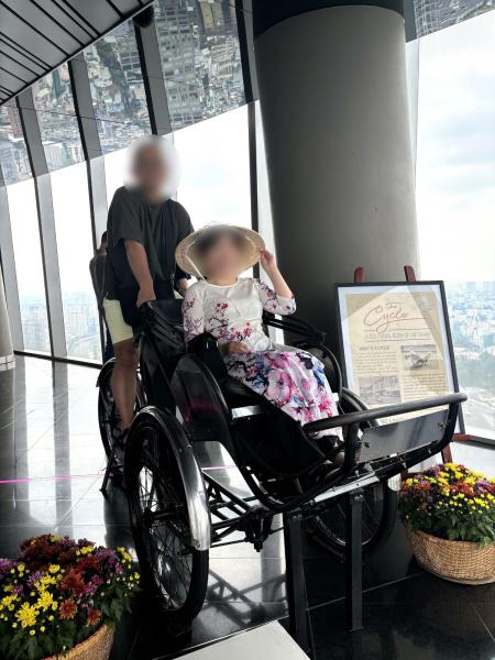 ホーチミンの展望台で昔のベトナムの自転車に乗って記念撮影