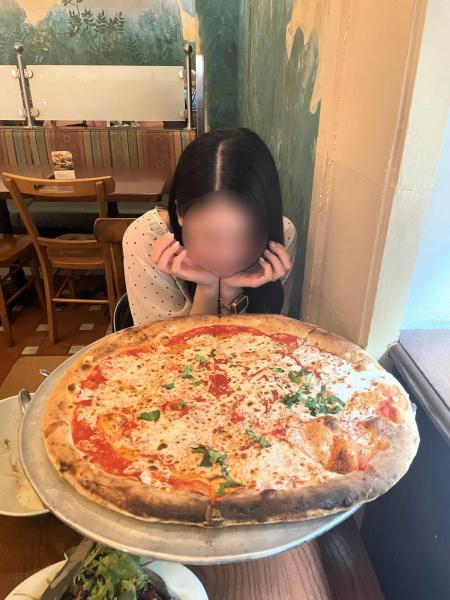 エプコットのイタリア館のピザ！ ラージサイズ頼んだら大きすぎてびっくりしたけど完食しました