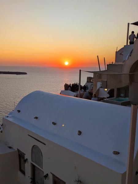 ホテルからの夕日（サントリーニ島）