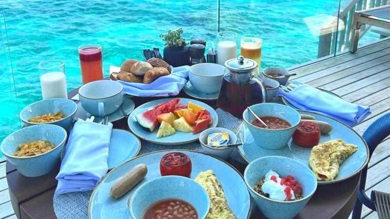 ご厚意で水上ヴィラまで朝食を持ってきてもらいました。海を眺めながらの朝食は格別でした。