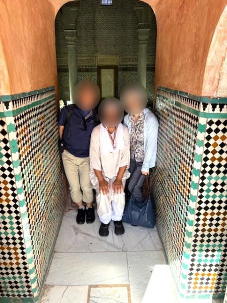 マラケシュのサアード朝の霊廟にてガイドのKaratiさんと。親切丁寧に案内していただきました