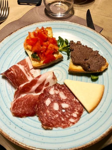 トスカーナ地方の定番の前菜盛り合わせ。トマトやレバーペーストのブルスケッタ、サラミや生ハム、ペコリーノチーズ