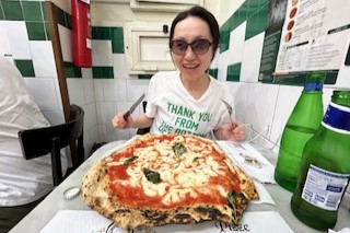 旧市街にあるスパッカ ナポリの名店、ダ ミケーレのマルゲリータ（ナポリ）