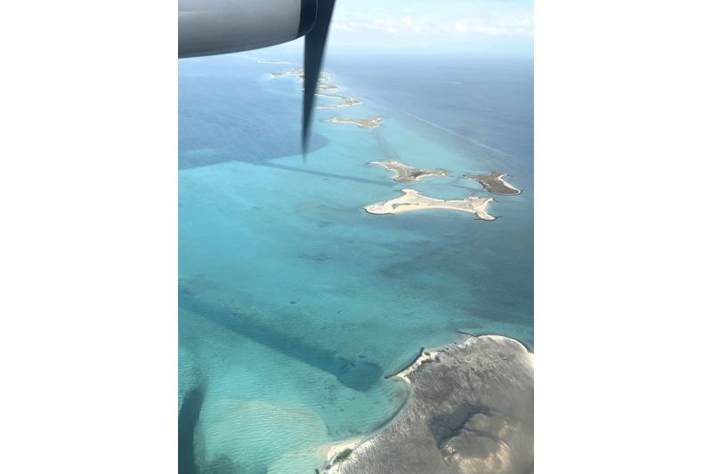 早朝にスリランカに向けて離陸した時の写真です。モルディブさようなら…。空から見る青い海もまた素敵でした。日本ではなかなか見られない環礁でした！
