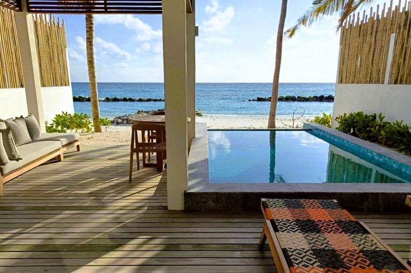 プライベートプールの先にはモルディブの海が広がっております