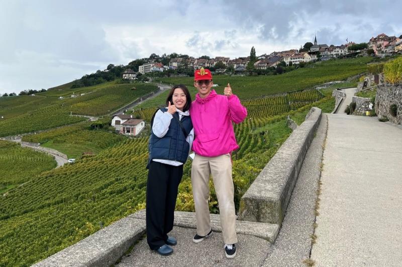 世界遺産のぶどう畑です（スイス・ラヴォー地区）。日本のぶどう畑との違いや、規模の大きさに驚きました。偶然出くわした韓国人観光客の方に撮っていただきました