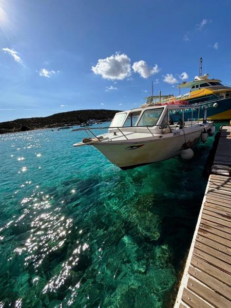 海が透き通るように綺麗でまるで船が浮いて見えました（マルタ・コミノ島）