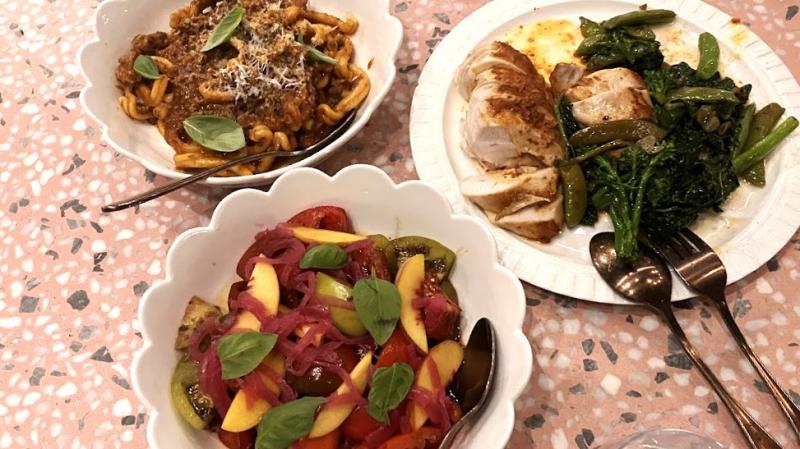 ポークのラグーソースパスタ（左奥）。トマトとピーチのバルサミコドレッシング（手前）。チキンのンドゥイヤ（唐辛子の入ったペースト状のサラミ）ソーズ（右）