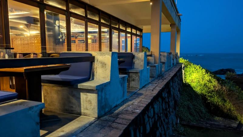 ディナータイムのテラス席