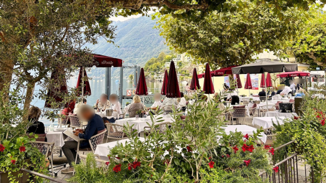 ゆっくり湖を眺めながら過ごすのがヨーロッパの大人のバカンス