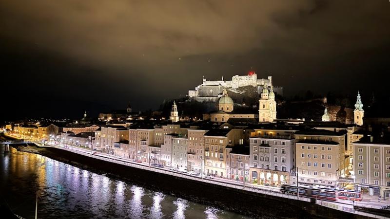 ライトアップされた夜の風景
