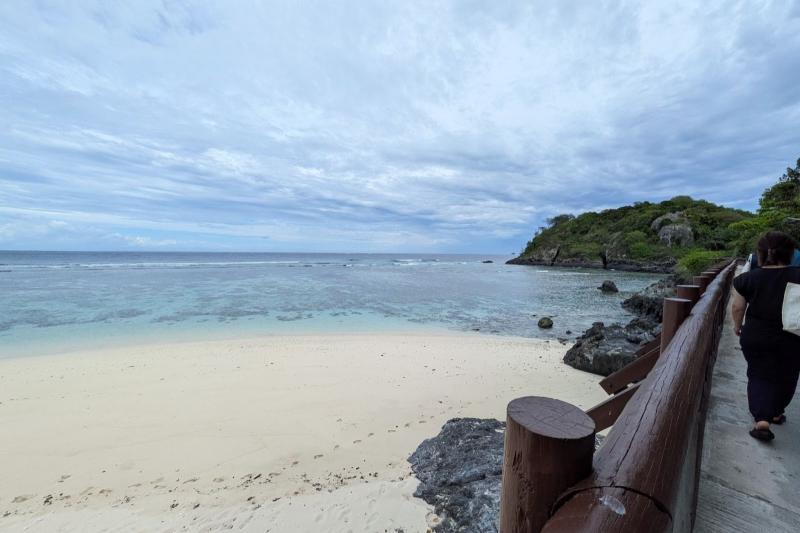 橋を渡ってオーシャンフロントプールヴィラのお部屋にアクセスします。橋からは透明度の高い海を見渡すことができます！