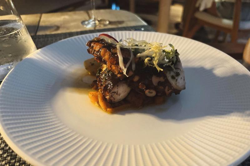 ラールフレストラン 巨大なタコのグリル