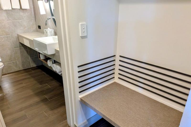 バスルーム前にはスーツケース置き場