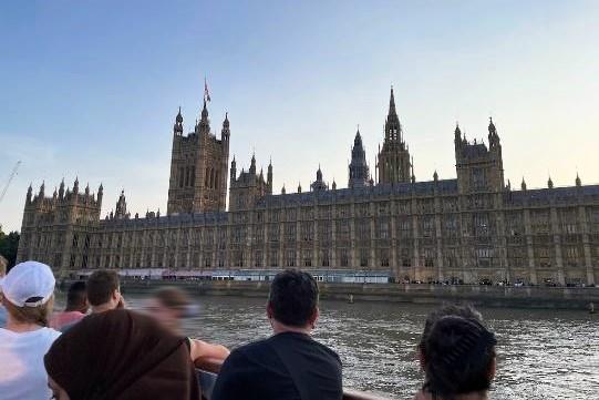 ロンドンでテムズ川のクルーズに参加