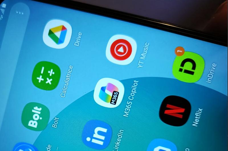 ホテルが現地で使える携帯を持たせてくれました。in Ｄriveが入っています。この配車アプリもなかなか曲者でした。予約できたと思っても、気が付くと拒否されており、予約できていなかったりもします。運転に関しては、まったく方向指示器を出さずに、荒い運転をする人が多い印象です。