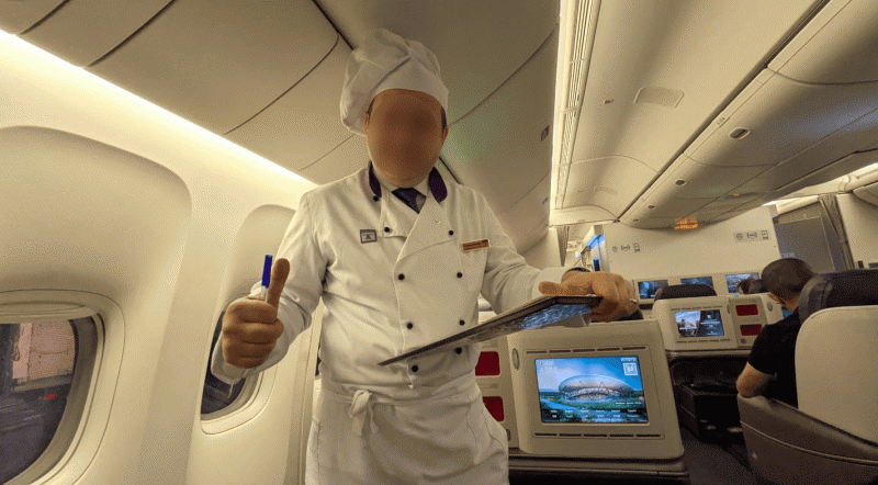 羽田便でオーダーを聞きに来てくれたシェフ