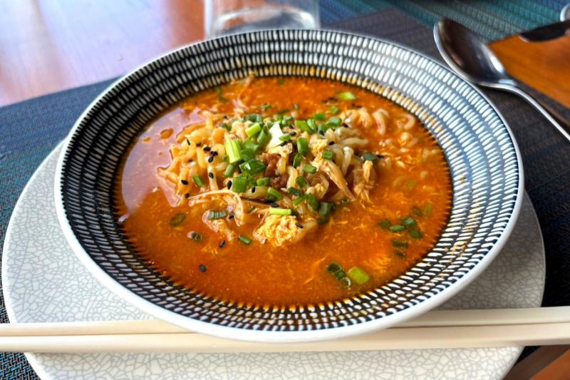 料理長さんが出してくれたスパイシーなラーメン。美味しかった！