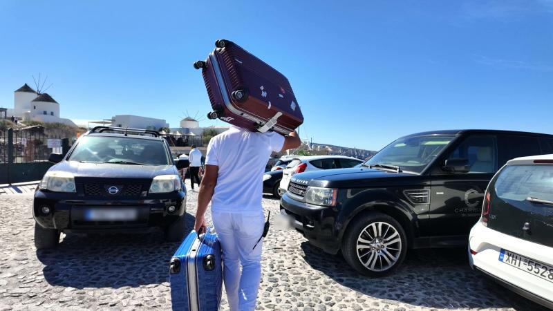 ホテルスタッフがスーツケースを運んでくれます（サントリーニ島）