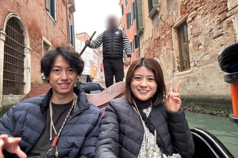 念願のゴンドラで船頭との3ショット