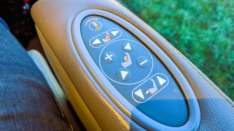 座席の温度、リクライニングやフットレストの角度など、柔軟に調整可能です