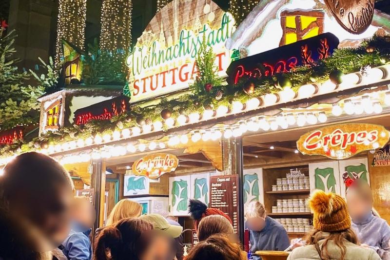 お店の前には常に多くの人が並んでいました