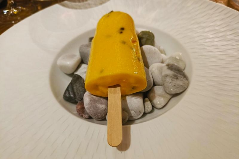 デザートチョイスのひとつ、パッションフルーツのアイス。凍った石にのってサーブされました