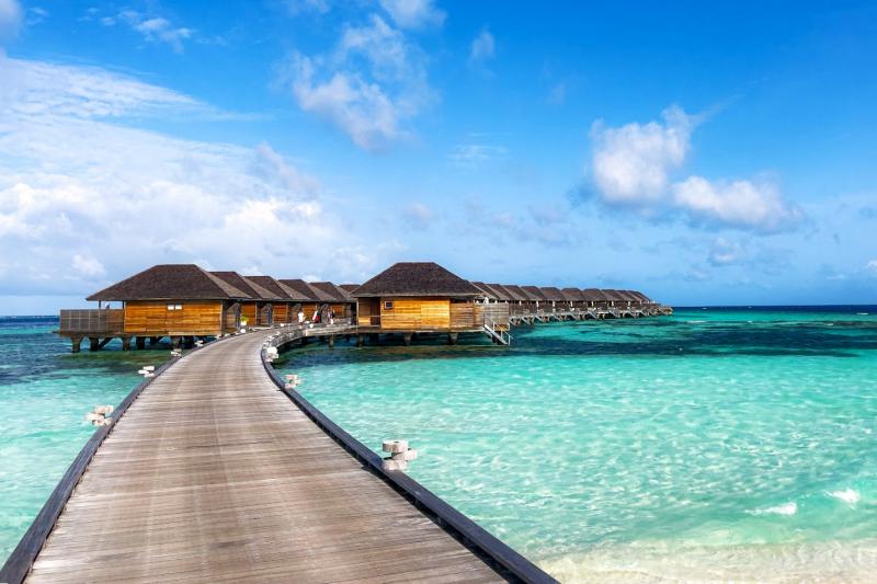 水上ヴィラへの桟橋