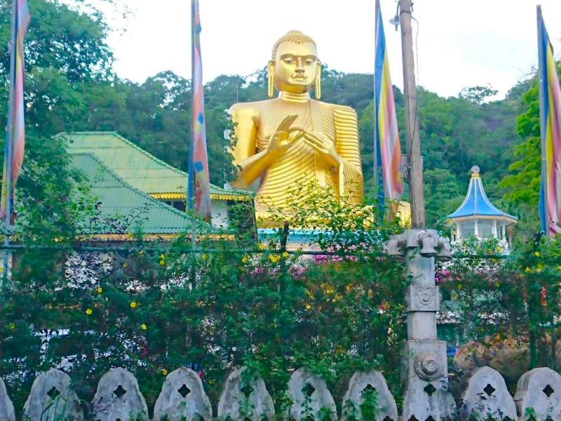 ダンブッラ石窟寺院正面の黄金の仏像
