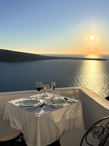ホテルでのディナー（サントリーニ島）