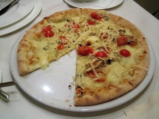 「Fidelio」のピザが本当においしかった。人生で一番と言って良い程。小麦粉とチーズの味が豊か。郊外の店でしたが、ありがたいことにホテルに送迎してもらいました。