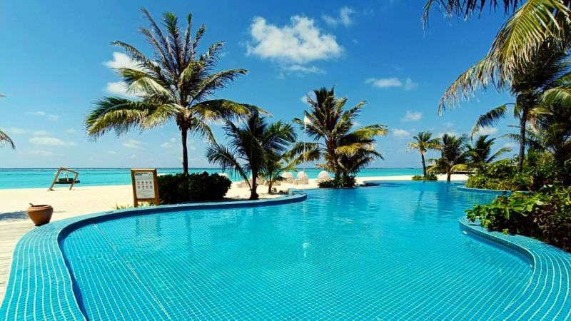 グリーンカーペットのレストランエリア前にあるプールです