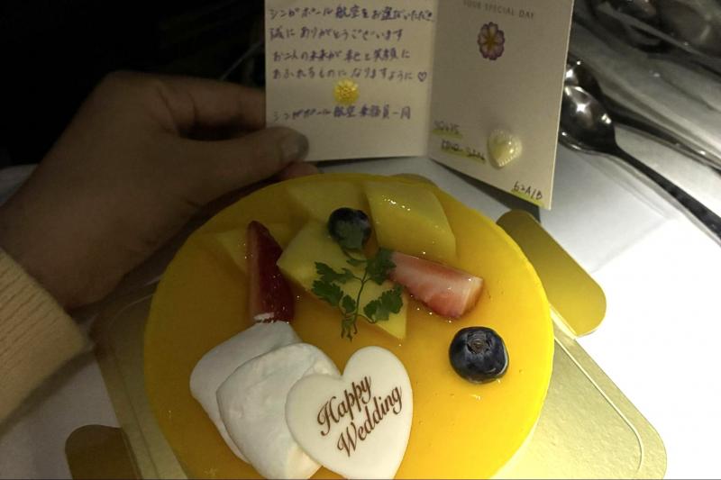 行きの飛行機（シンガポール航空）で、お祝いのケーキをいただきました