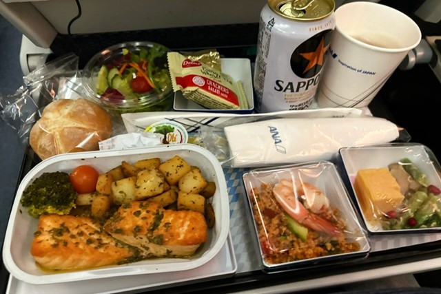 帰りの機内食です。 夫は最後までビールを楽しんでいました。約13時間のフライトで一睡もできなかったみたいです（笑）