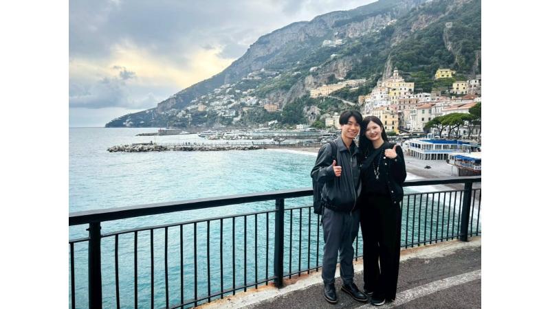 夕焼けのアマルフィ海岸にて。ソレント、ポジターノもあわせて観光し、道中で美味しい食事をいただいたり、リモンチェッロ（南イタリア産のレモンのリキュール）の工場に伺ったりもしました！