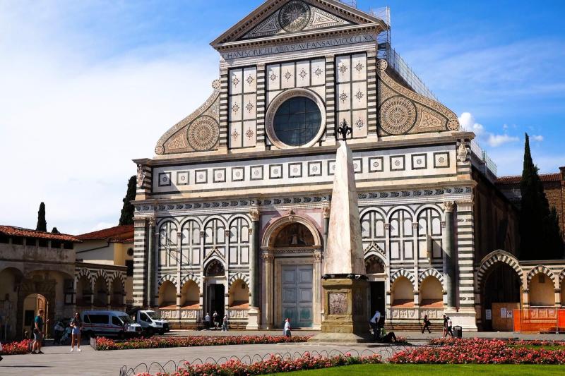 サンタ マリア ノヴェッラ教会。到着してチェックインを済ませ、外へ出たときに最初に見つけた教会。手前の広場の景色とよく調和していて、とても印象的でした