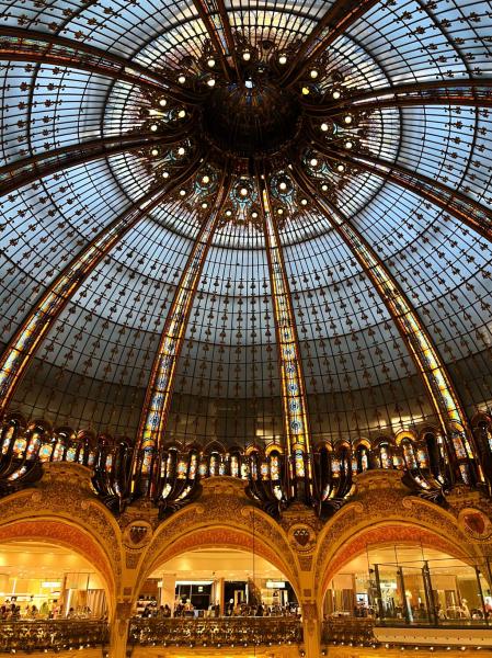 パリの老舗デパート「ギャラリー ラファイエット」。服が好きなので、いっぱいお買い物しました