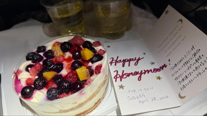 福岡→シンガポール便の機内でサプライズケーキ