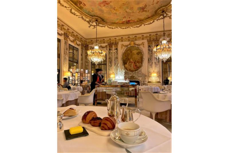 こちらはヴェルサイユ宮殿の平和の間（the Salon de la Paix）にインスパイアされた装飾になっています。ご宿泊のお客様はこちらで朝食が提供されます（2022年12月視察時点/内容が変更される場合がございます）。まるでヴェルサイユ宮殿で朝食を食べているかのような贅沢で優雅な朝を楽しむことができますよ♪ パリの朝はやっぱりクロワッサンですね！