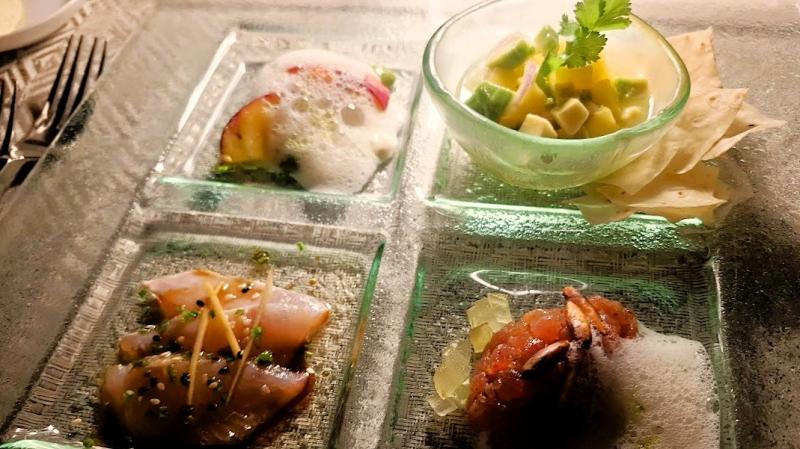 ウォータープレート（魚介やフルーツなどを組み合わせた前菜プレート。生魚のカルパッチョやタルタル、セビーチェ、グリルした桃などが一度に楽しめました）