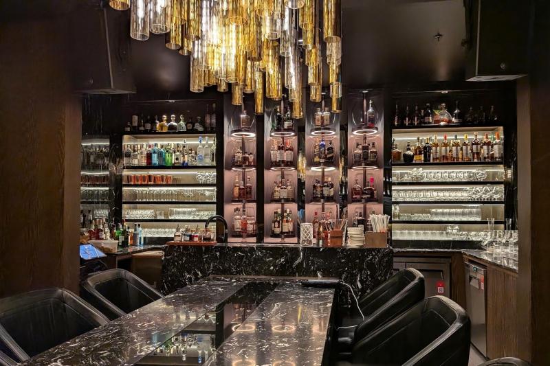 大理石のテーブルを囲み、樽熟成のスピリッツなどをテイスティングできる贅沢な空間