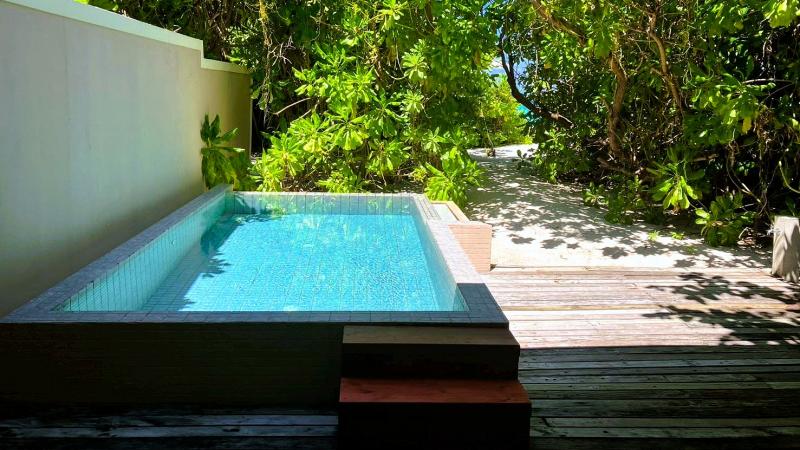 テラスのプール。目隠しの茂みを抜けると広くて美しいビーチが広がっています