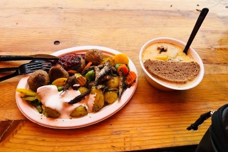 フィンランドのマーケットで食べたトナカイのミートボールとサーモンスープ 