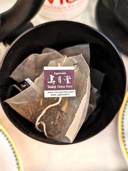 日本茶専門店、寿月堂のほうじ茶！ 海外で日本茶が飲めるのがうれしい！