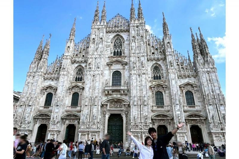 イタリアのミラノ大聖堂をバックに！